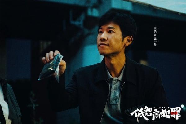 田曦薇以《逐玉》爆红后，她主演的悬疑剧《低智商犯罪》也开播了，这部很受好评！豆瓣有8.2分！《低智商犯罪》不走缜密阴森的悬疑路线，反而是喜剧元素占比更多，是悬疑剧里很新颖的尝试。王骁、王传君和蠢贼们很有喜感，这部剧适合当下饭剧追。