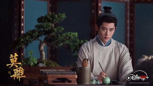 白鹿《莫离》是最近的高热度古装剧，导演的镜头满有美感，服化道古色古香，有不少观众很喜欢。不过也有观众认为，《莫离》铺垫太慢，明明有大家爱看的先婚后爱、宅斗元素，却不会让人抓心挠肝想接着看。