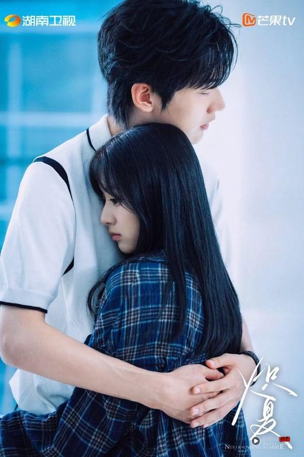 《炽夏》改编自小说《坠落》，这部是超级甜宠大IP呢！《炽夏》原着小说跟《偷偷藏不住》、《难哄》一样，收藏量都飙破百万，不过《炽夏》却没有达到《偷偷藏不住》、《难哄》那么高的声量，剧版改编也是清一色差评，豆瓣评分仅4.8。