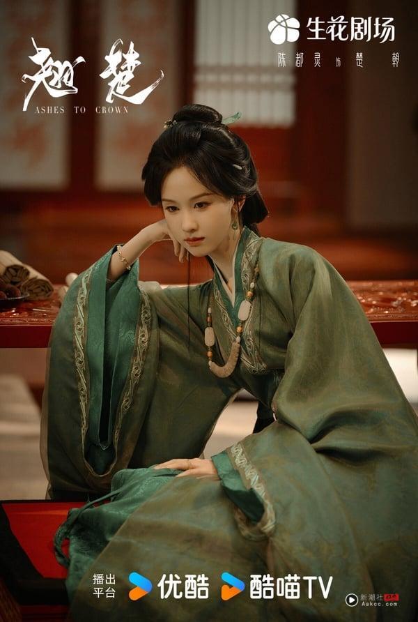 陈都灵《翘楚》首播话题满高，不过后续就越播越下沉。《翘楚》主打上瘾路线，融合了短剧的优点，跟《墨雨云间》路线类似，都是重生大女主复仇剧，主打节奏快进、爽感满满。比较可惜是《翘楚》很多剧情没有铺垫清楚，CP没有化学反应，所以后续热度就慢慢往下走，豆瓣评分也仅4.9。