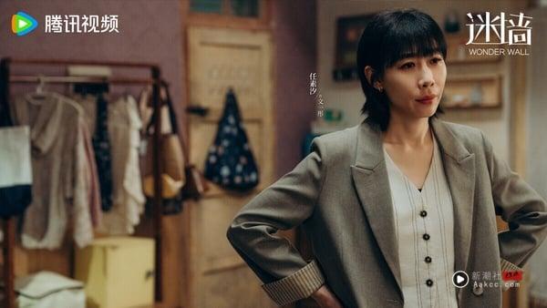 《迷墙》找来郭京飞、任素汐两位实力派演员，讲述余鸣深陷人生低谷，不仅事业屡屡受挫，与文一彤的感情也出现了问题。就在生活陷入绝境时，二人意外从墙中砸出巨额现金。天降横财一夜暴富，但随之而来的还有身边人的变化与陌生人的觊觎。钱就像一面照妖镜，揭开了人性的真实百态。