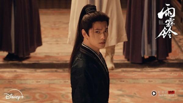 杨洋《雨霖铃》是打造过《知否》、《琅琊榜》的制作公司正午阳光出品的武侠剧，拍摄质感是好的，人物形象有新意。但也有武侠剧迷认为，《雨霖铃》情节铺垫比较平淡，不太会让人急迫地想一集集追。不过《雨霖铃》有电影级的画面，口碑不差，还是可以一看。