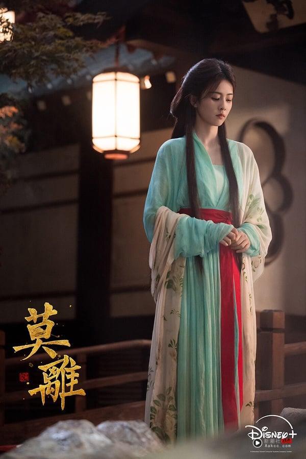 小编好意外白鹿名次靠后！白鹿可以说是继杨紫、迪丽热巴后，又一位高话题的收视女王。近年白鹿推出了《周生如故》、《长月烬明》、《临江仙》、《白月梵星》、《莫离》等高人气古装偶像剧，话题普遍都很高。不过随着白鹿越来越火，粉丝多，黑粉也多，白鹿的口碑也开始有了两极评价。
