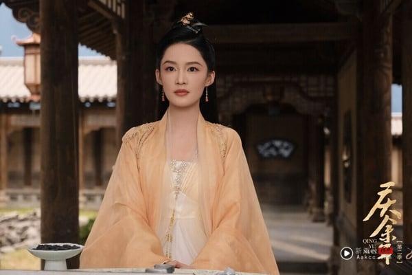 李沁有颜值、有演技，但一直没有往上冲到顶流花的位置。不过李沁的认知度不差，近年稳步发展，手握《庆余年》、《一笑随歌》的好评剧。