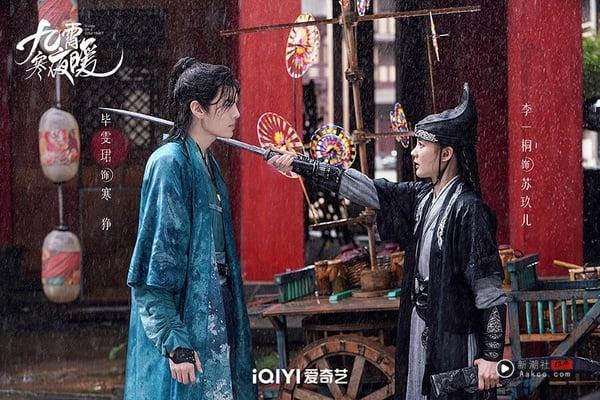 《九霄寒夜暖》热度低迷，但评价还不错，豆瓣评分6.9，比李一桐最近热播的《云秀行》要高很多！男女主角互动有趣，虽然是A级小成本网剧，但不是流水线的工业糖精剧。李一桐把古灵精怪的女主角演得很讨喜，毕雯珺也有演出角色的魅力之处，就是可惜热度真的很低，几乎没什么人追。