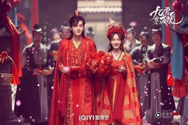 《九霄寒夜暖》热度低迷，但评价还不错，豆瓣评分6.9，比李一桐最近热播的《云秀行》要高很多！男女主角互动有趣，虽然是A级小成本网剧，但不是流水线的工业糖精剧。李一桐把古灵精怪的女主角演得很讨喜，毕雯珺也有演出角色的魅力之处，就是可惜热度真的很低，几乎没什么人追。