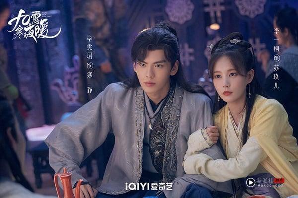 《九霄寒夜暖》热度低迷，但评价还不错，豆瓣评分6.9，比李一桐最近热播的《云秀行》要高很多！男女主角互动有趣，虽然是A级小成本网剧，但不是流水线的工业糖精剧。李一桐把古灵精怪的女主角演得很讨喜，毕雯珺也有演出角色的魅力之处，就是可惜热度真的很低，几乎没什么人追。