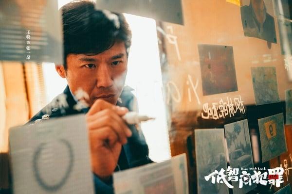 《低智商犯罪》虽然有人气明星田曦薇，但没有冲出像《逐玉》那样的高热度。不过《低智商犯罪》很受好评！豆瓣有8.2分！《低智商犯罪》不走缜密阴森的悬疑路线，反而是喜剧元素占比更多，是悬疑剧里很新颖的尝试。王骁、王传君和蠢贼们很有喜感，这部剧适合当下饭剧追。