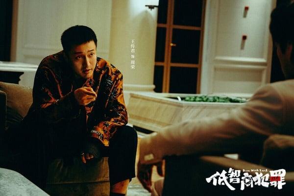 《低智商犯罪》虽然有人气明星田曦薇，但没有冲出像《逐玉》那样的高热度。不过《低智商犯罪》很受好评！豆瓣有8.2分！《低智商犯罪》不走缜密阴森的悬疑路线，反而是喜剧元素占比更多，是悬疑剧里很新颖的尝试。王骁、王传君和蠢贼们很有喜感，这部剧适合当下饭剧追。