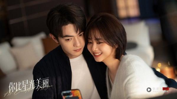 《你比星光美丽》和《我的人间烟火》、《白色橄榄树》一样都改编自玖月晞的小说，对比原着，剧版改动颇大。《你比星光美丽》剧情其实挺套路，就是霸道总裁甜宠剧，但胜在演员选得好，谭松韵、许凯撑起整部剧。