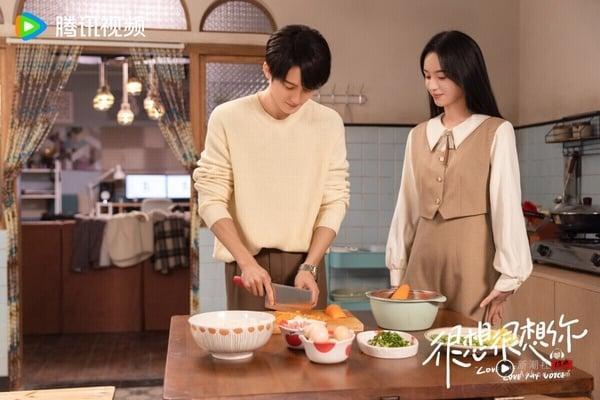《很想很想你》和《亲爱的，热爱的》一样，都是墨宝非宝的小说改编剧，一样是轻松、甜宠风格。檀健次和周也搭起来CP感还不错，虽然有一部份观众认为檀健次比较娇小，演现偶剧少了点苏感，但他胜在演技好。而且《很想很想你》制作很用心，剧中出现的古风歌曲、美食、服装，都能看出花了心思拍摄。剧情部分稍微有点平淡，没有大起大落，但满满高糖，很甜！