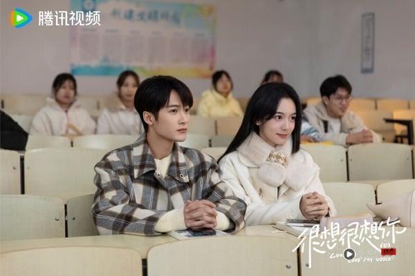 《很想很想你》和《亲爱的，热爱的》一样，都是墨宝非宝的小说改编剧，一样是轻松、甜宠风格。檀健次和周也搭起来CP感还不错，虽然有一部份观众认为檀健次比较娇小，演现偶剧少了点苏感，但他胜在演技好。而且《很想很想你》制作很用心，剧中出现的古风歌曲、美食、服装，都能看出花了心思拍摄。剧情部分稍微有点平淡，没有大起大落，但满满高糖，很甜！