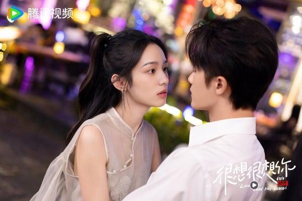 《很想很想你》和《亲爱的，热爱的》一样，都是墨宝非宝的小说改编剧，一样是轻松、甜宠风格。檀健次和周也搭起来CP感还不错，虽然有一部份观众认为檀健次比较娇小，演现偶剧少了点苏感，但他胜在演技好。而且《很想很想你》制作很用心，剧中出现的古风歌曲、美食、服装，都能看出花了心思拍摄。剧情部分稍微有点平淡，没有大起大落，但满满高糖，很甜！
