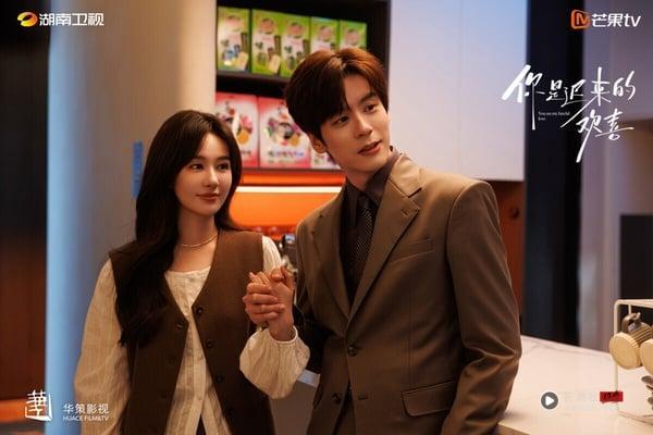 《你是迟来的欢喜》真的很会选角！这部剧主演魏哲鸣、郑合惠子都是观众的好感演员，两人火花很强呢！郑合惠子太百搭了，而魏哲鸣有苏感。其实《你是迟来的欢喜》剧情和制作评价一般，没有拍出《野狗骨头》、《难哄》那样唯美浪漫的氛围，但魏哲鸣和郑合惠子的表演撑起了整部剧，因此最终评价不错，豆瓣评分7.0。