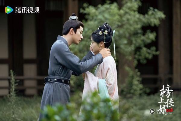 《榜上佳婿》找来《御赐小仵作》王子奇和《入青云》卢昱晓搭档，这部剧播得没什么水花，但其实可以一看！《榜上佳婿》是腹黑状元vs.失忆千金的设定，第一集男女主角就因为误会成婚、决裂，但后期有三角修罗场和追妻火葬场，越到后面越甜！是可以轻松看的下饭小甜剧。