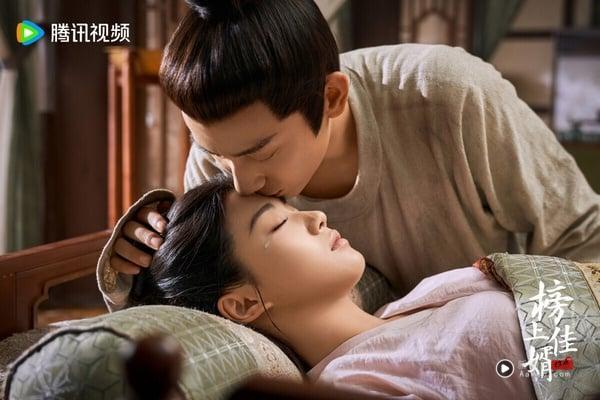 《榜上佳婿》找来《御赐小仵作》王子奇和《入青云》卢昱晓搭档，这部剧播得没什么水花，但其实可以一看！《榜上佳婿》是腹黑状元vs.失忆千金的设定，第一集男女主角就因为误会成婚、决裂，但后期有三角修罗场和追妻火葬场，越到后面越甜！是可以轻松看的下饭小甜剧。