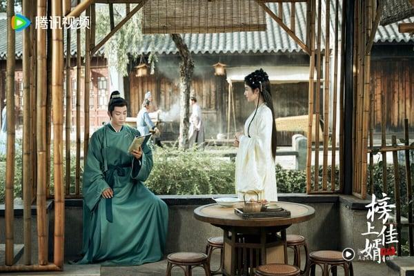 《榜上佳婿》找来《御赐小仵作》王子奇和《入青云》卢昱晓搭档，这部剧播得没什么水花，但其实可以一看！《榜上佳婿》是腹黑状元vs.失忆千金的设定，第一集男女主角就因为误会成婚、决裂，但后期有三角修罗场和追妻火葬场，越到后面越甜！是可以轻松看的下饭小甜剧。