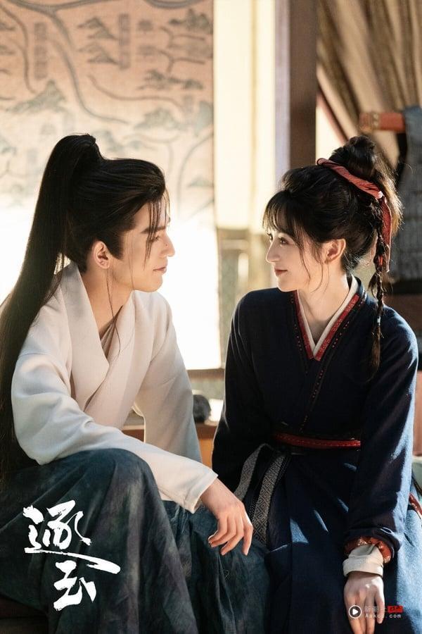 《逐玉》第一集就很吸引人啊！《逐玉》找来《九重紫》导演执导，这个导演拍的古装偶像剧都是佳作。《逐玉》剧情铺垫合理，没有无脑撒糖，镜头很有氛围感，张凌赫、田曦薇也有CP火花。第一集就直接进入状况，女主把男主捡回家，完全不拖沓，让人一追沦陷！