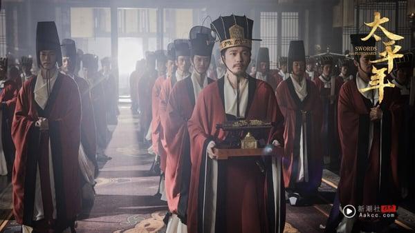 《太平年》是2026年的精品古装剧，不是以爱情线为主的古偶，这部剧以五代十国为背景，故事很震撼。这是一个民不聊生的乱世，第一集就上演了人吃人的环节。更可怕的是，这都是基于史实改编。《太平年》故事有内容，拍摄质感很大器，不仅有市井小民的生活，也有各方阵营的权谋暗斗，喜欢看历史大剧的观众很推荐一看！