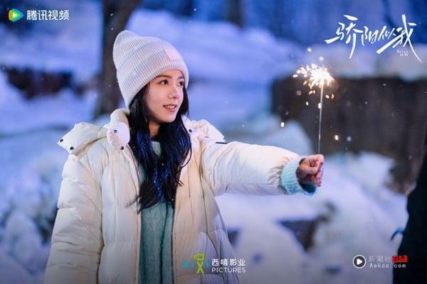 赵今麦是新生代小花中的潜力股，在《骄阳似我》、《在暴雪时分》都能让人get到她的美貌。而今年赵今麦以《骄阳似我》收获不少喜爱，剧中她饰演的聂曦光是有钱大小姐，虽然是家族继承人，但在学生时期一直都很低调，性格活泼开朗、待人真诚，满讨人喜欢的。