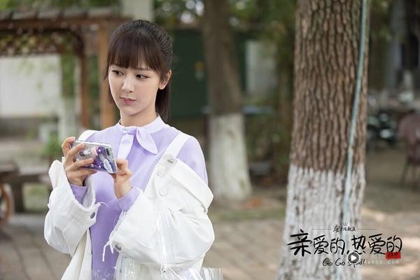 杨紫有很多让人难忘的甜宠剧呢！像是《余生，请多指教》林之校和《亲爱的，热爱的》佟年，都是活泼温暖的小太阳！两部剧的造型都很适合杨紫，显得甜美又可爱。