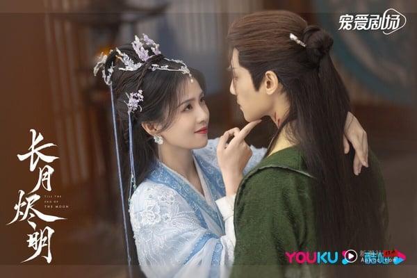 《长月烬明》是近年热门的古装仙侠剧，讲述衡阳宗掌门之女黎苏苏，时光逆流，想阻止天生背负邪骨的魔胎澹台烬成为魔神。原本无情无爱又残忍的澹台烬，因为黎苏苏而学会了爱，并学会了舍己为人。
