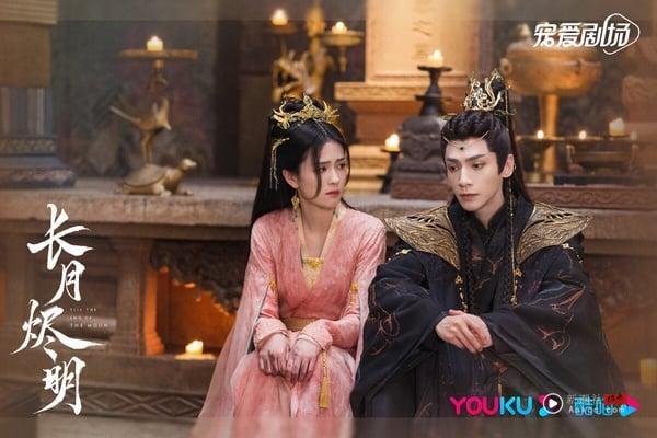 《长月烬明》是近年热门的古装仙侠剧，讲述衡阳宗掌门之女黎苏苏，时光逆流，想阻止天生背负邪骨的魔胎澹台烬成为魔神。原本无情无爱又残忍的澹台烬，因为黎苏苏而学会了爱，并学会了舍己为人。