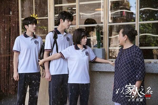最近宋威龙在《野狗骨头》爱上妹妹，让网友都想到宋威龙在另一部剧《以家人之名》也是疯狂爱妹妹！《以家人之名》超级经典！融合青春成长、亲情爱情等各种议题，虽然是以“家庭”为基底，但网友都觉得这部剧比甜宠剧更甜！