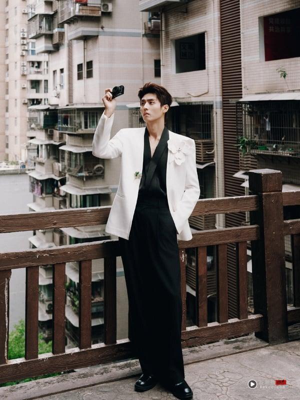 虞书欣新剧《灿如繁星》搭档的男演员陈靖可也是一位长腿美男！陈靖可足足有186公分，所以像《灿如繁星》搭虞书欣、《烟火人家》搭孙千这种长腿女星时，完全没有压力。