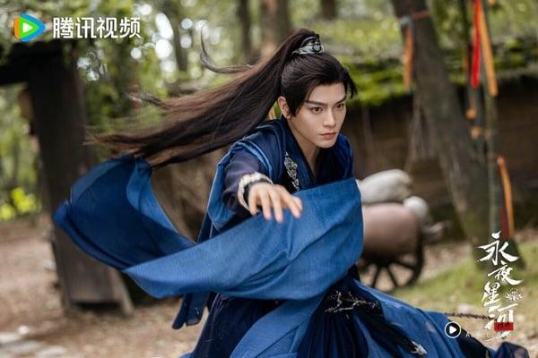 侯明昊、丁禹兮同票并列第十！这两位都是近年的人气95生，侯明昊近年以《雀骨》、《入青云》、《逍遥》、《玉茗茶骨》古装剧连续霸屏，是近年新晋的人气古装男神。侯明昊有颜值、有演技，一直被看好有望爆成95后顶流，人气不可小觑。