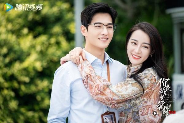 迪丽热巴和杨洋主演的《你是我的荣耀》引爆2021暑期黄金档，这是近年公认的爆款甜宠电视剧，网播量突破32亿，成绩相当好。《你是我的荣耀》改编自顾漫的小说，被赞是小说神还原，找杨洋、迪丽热巴组CP，选角太厉害了！