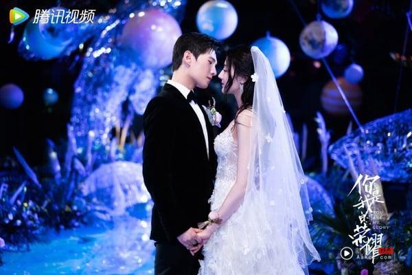 迪丽热巴和杨洋主演的《你是我的荣耀》引爆2021暑期黄金档，这是近年公认的爆款甜宠电视剧，网播量突破32亿，成绩相当好。《你是我的荣耀》改编自顾漫的小说，被赞是小说神还原，找杨洋、迪丽热巴组CP，选角太厉害了！