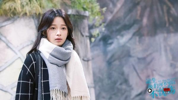 《凉生，我们可不可以不忧伤》真的满狗血的。妹妹姜生和哥哥凉生是一对相依为命的兄妹，但两人并不知道彼此不是亲兄妹。从小身为哥哥的凉生就对这个妹妹极度呵护，曾经为了让姜生拥有全村的红柿可以吃，花了一整夜的时间，在每一颗柿子树上，刻上姜生的名字。