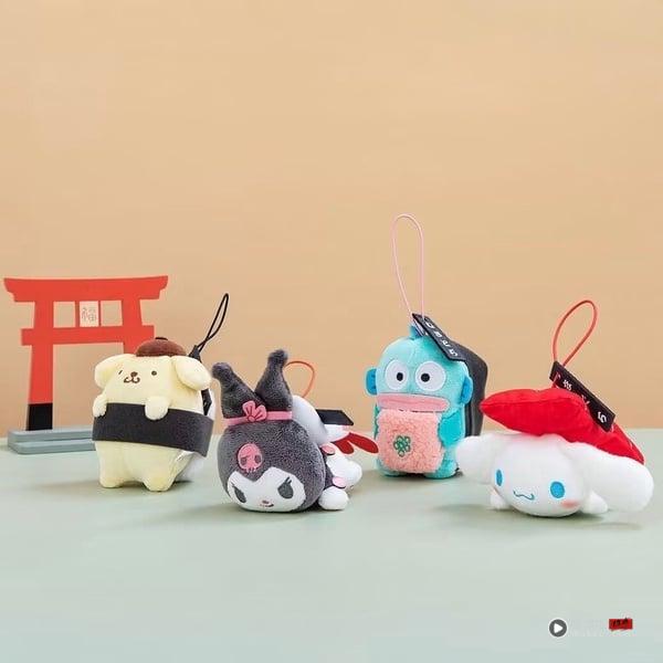 7-11“三丽鸥盲盒新品”：三丽鸥包装盒公仔吊饰、三丽鸥修学旅行盲盒吊饰、握寿司吊饰