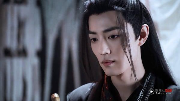 当然有肖战啦！肖战被认为是天选古人，《陈情令》魏无羡、《玉骨遥》时影、《藏海传》藏海都让人惊艳，无论是束发或是盘发，肖战穿上古装都只有帅可以形容。肖战的古装就没有崩过！