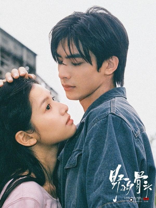 宋威龙《野狗骨头》第一集就让人很想接着追下去！《野狗骨头》找来《何以笙箫默》、《王子变青蛙》的导演执导，这位导演太会拍了！第一集就拍出久别重逢的拉扯张力，之后缓缓铺垫男女主角的故事。《野狗骨头》节奏不拖沓，宋威龙、张婧仪有CP感又养眼，是最近的必追电视剧。