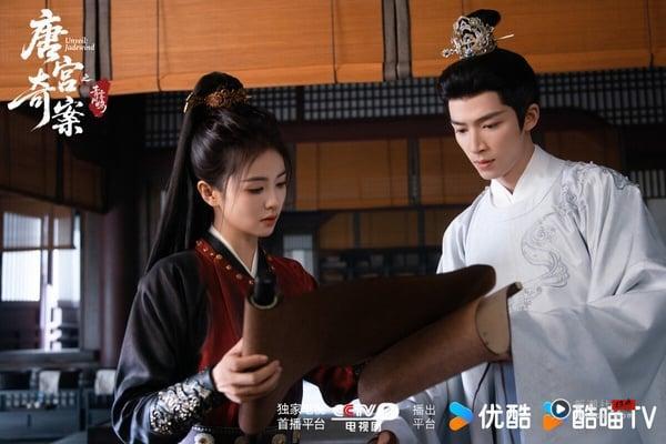 白鹿《唐宫奇案之青雾风鸣》要比前阵子热播的《莫离》评价更好！《唐宫奇案》是古装悬疑剧，节奏很快，造型、置景都是高质感打造，有渲染出悬疑感。