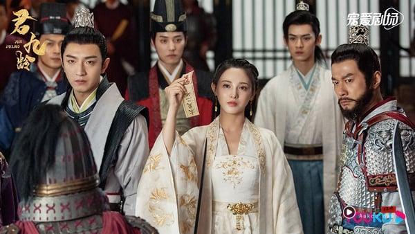 《君九龄》是彭小苒继《东宫》之后又推出的古装剧，原着小说也是重生设定。而剧版讲述公主楚九龄，在大婚当天本来想为死去的父皇报仇，却被未婚夫斩杀，幸得神医张青山所救，楚九龄以官宦孤女君蓁蓁的身份再度归来。