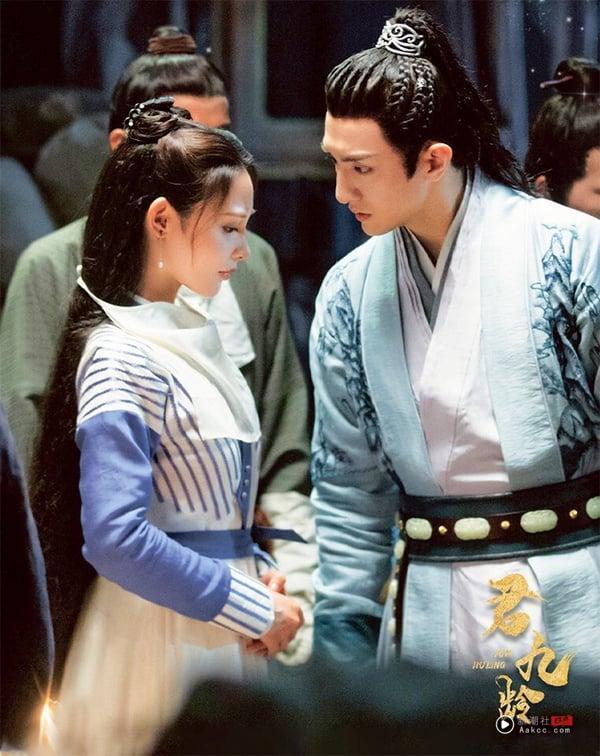 《君九龄》是彭小苒继《东宫》之后又推出的古装剧，原着小说也是重生设定。而剧版讲述公主楚九龄，在大婚当天本来想为死去的父皇报仇，却被未婚夫斩杀，幸得神医张青山所救，楚九龄以官宦孤女君蓁蓁的身份再度归来。