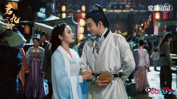 《君九龄》是彭小苒继《东宫》之后又推出的古装剧，原着小说也是重生设定。而剧版讲述公主楚九龄，在大婚当天本来想为死去的父皇报仇，却被未婚夫斩杀，幸得神医张青山所救，楚九龄以官宦孤女君蓁蓁的身份再度归来。