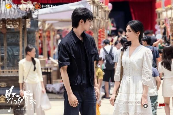 宋威龙《野狗骨头》第一集就让人很想接着追下去！《野狗骨头》找来《何以笙箫默》、《王子变青蛙》的导演执导，这位导演太会拍了！第一集就拍出久别重逢的拉扯张力，之后缓缓铺垫男女主角的故事。《野狗骨头》亮点十足，爱情线拉扯感很强，宋威龙、张婧仪也很搭，是近期话题最高的现偶甜宠剧。