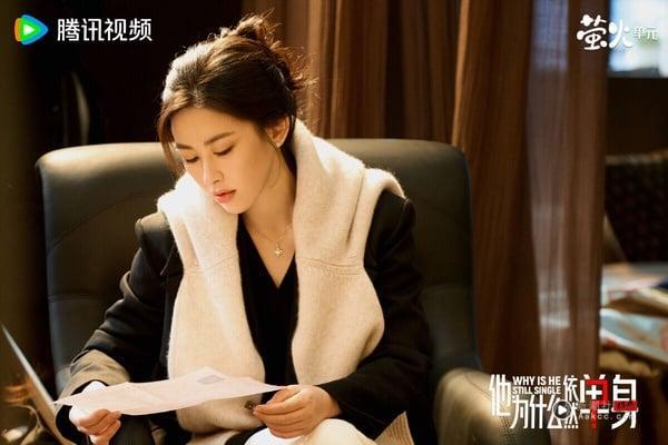 霍建华《他为什么依然单身》改编自日剧《熟男不结婚》，讲述年至不惑的室内设计师俞瑜，其宣称“不婚”却屡遇情感困境，在偶遇综合内科医生顾叶嘉后，展开情感碰撞，探讨当代都市男女的婚恋观差异的故事。