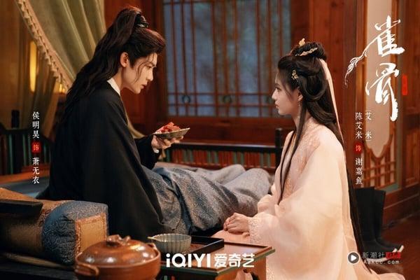 《雀骨》是原创剧本呢！这是最近有小小走热的古装剧，找来侯明昊搭档新演员艾米。《雀骨》是大家爱看的先婚后爱题材，虽然也有人认为剧集制作质感不够细腻、造型布景没有侯明昊先前的《入青云》那么唯美梦幻，但《雀骨》胜在侯明昊、艾米CP火花很强，剧情也流畅不拖沓，是可以无脑下饭开追的古装剧。