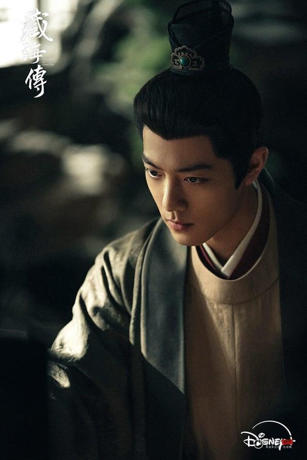 肖战主演的《藏海传》是一部大男主权谋古装剧，这部剧可以算是《盗墓笔记》同个世界观的前传，剧组向《盗墓笔记》作者买下“汪藏海”这个角色的版权，然后扩写。《藏海传》一些细节例如喑兵、麒麟血，和《盗墓笔记》有联动，《盗墓笔记》粉丝看到会会心一笑，但整体而言，《藏海传》可以看做是原创剧本，是个单独故事。