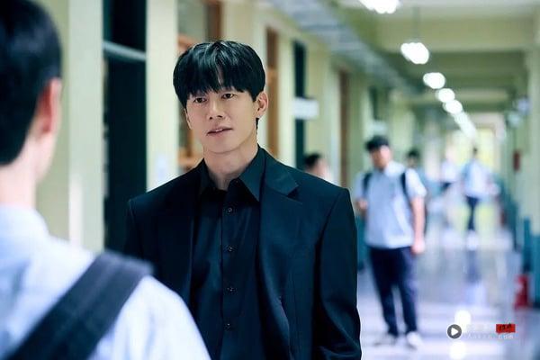 《公寓黑风暴》爆好评！8部Netflix“第1集就好看”韩剧！这部确实“从头精彩到尾”