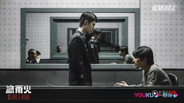 陈晓和王一博主演的悬疑警匪剧《冰雨火》是2022暑期黄金档最大惊喜，因着两位主演的高人气，一上档就引爆话题。王一博的演技不拉垮，老戏骨又撑着全场，剧情设计埋了许多伏笔，让观众对真相捉摸不透，整体拍摄质感很好，还带点港剧的既视感，剧情节奏满快的，喜欢悬疑剧的可以追追看。