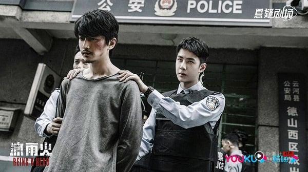 陈晓和王一博主演的悬疑警匪剧《冰雨火》是2022暑期黄金档最大惊喜，因着两位主演的高人气，一上档就引爆话题。王一博的演技不拉垮，老戏骨又撑着全场，剧情设计埋了许多伏笔，让观众对真相捉摸不透，整体拍摄质感很好，还带点港剧的既视感，剧情节奏满快的，喜欢悬疑剧的可以追追看。
