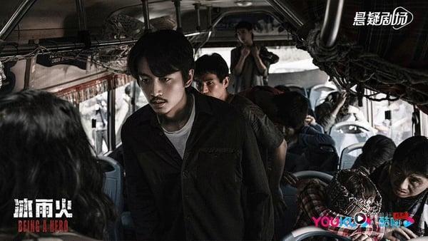 陈晓和王一博主演的悬疑警匪剧《冰雨火》是2022暑期黄金档最大惊喜，因着两位主演的高人气，一上档就引爆话题。王一博的演技不拉垮，老戏骨又撑着全场，剧情设计埋了许多伏笔，让观众对真相捉摸不透，整体拍摄质感很好，还带点港剧的既视感，剧情节奏满快的，喜欢悬疑剧的可以追追看。