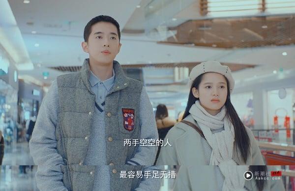 最近大家追《野狗骨头》有注意到男二吗？梁靖康饰演苗靖的上司，他的存在让陈异疯狂吃醋！演员梁靖康也是个长腿帅哥呢！他足足有186公分，和185公分的宋威龙同框也不落下风。就是要找这种大帅哥演情敌，才有势均力敌的张力啊！