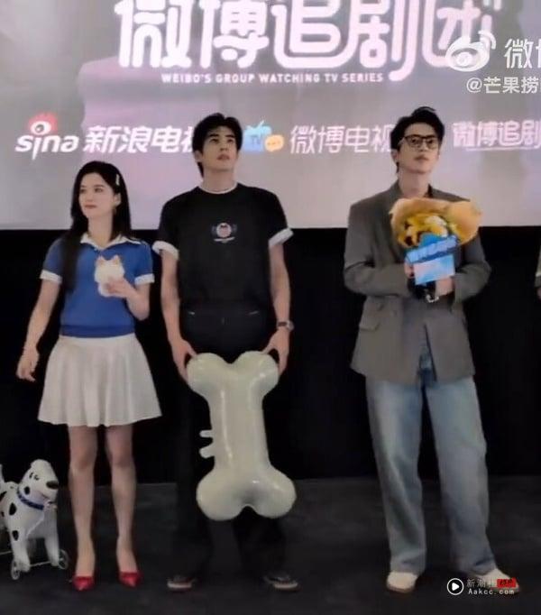 最近大家追《野狗骨头》有注意到男二吗？梁靖康饰演苗靖的上司，他的存在让陈异疯狂吃醋！演员梁靖康也是个长腿帅哥呢！他足足有186公分，和185公分的宋威龙同框也不落下风。就是要找这种大帅哥演情敌，才有势均力敌的张力啊！